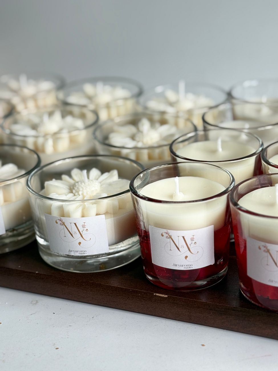 Colección de velas artesanales en tarros de cristal con motivos florales